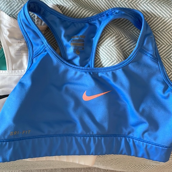 Nike sports bras - Picture 2 of 8